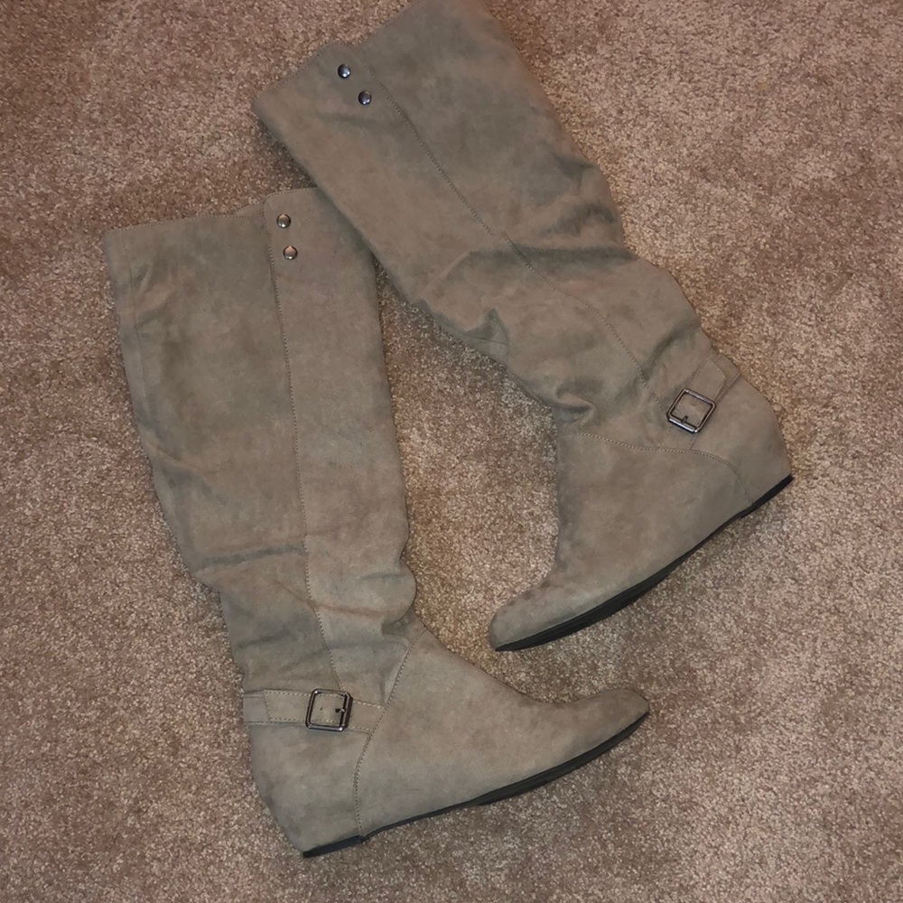 Simply styled gray wedge boots